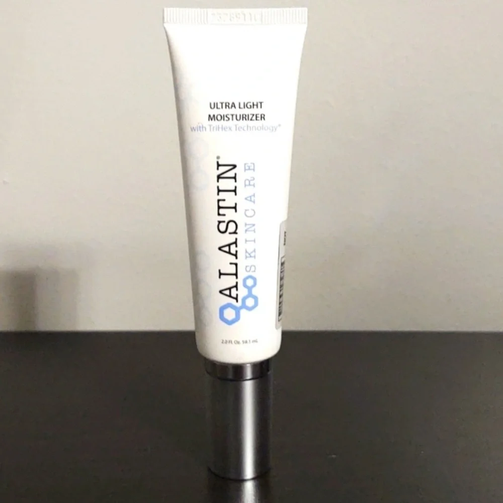 ❤️ ALASTIN Ultra Light Moisturizer 2.0 oz NWT - Picture 1 of 2